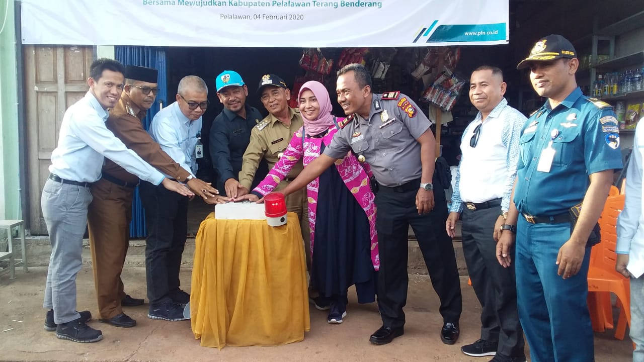 Bupati Pelalawan Resmikan Pelayanan Listrik 14 Jam Di 2 Desa Di Kecamatan Kuala Kampar